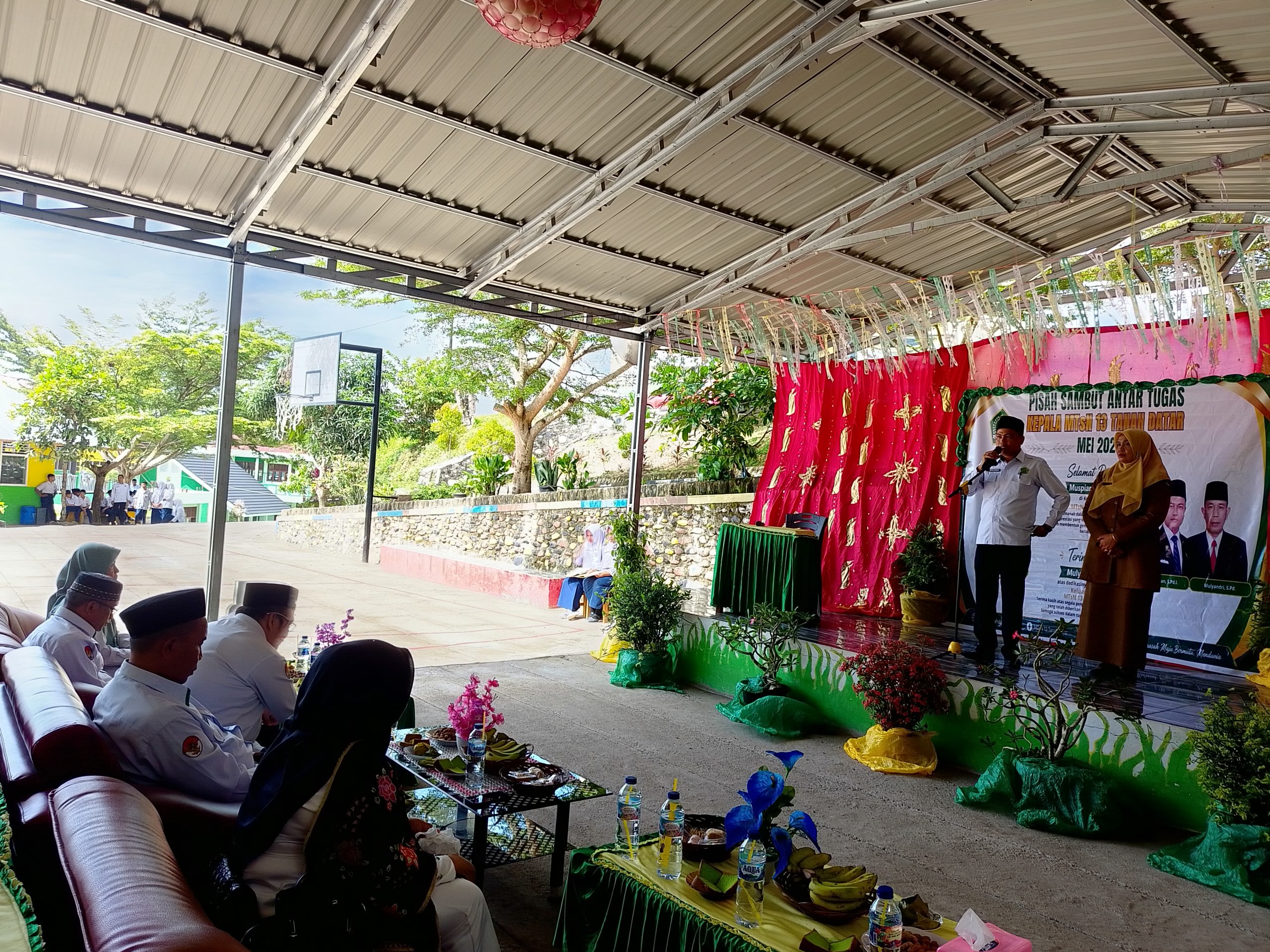 Keluarga Besar MTsN 15 Tanah Datar mengantar Tugas Kepala Madrasah Muspiarman, S. Pd. I ke Tempat yang Baru