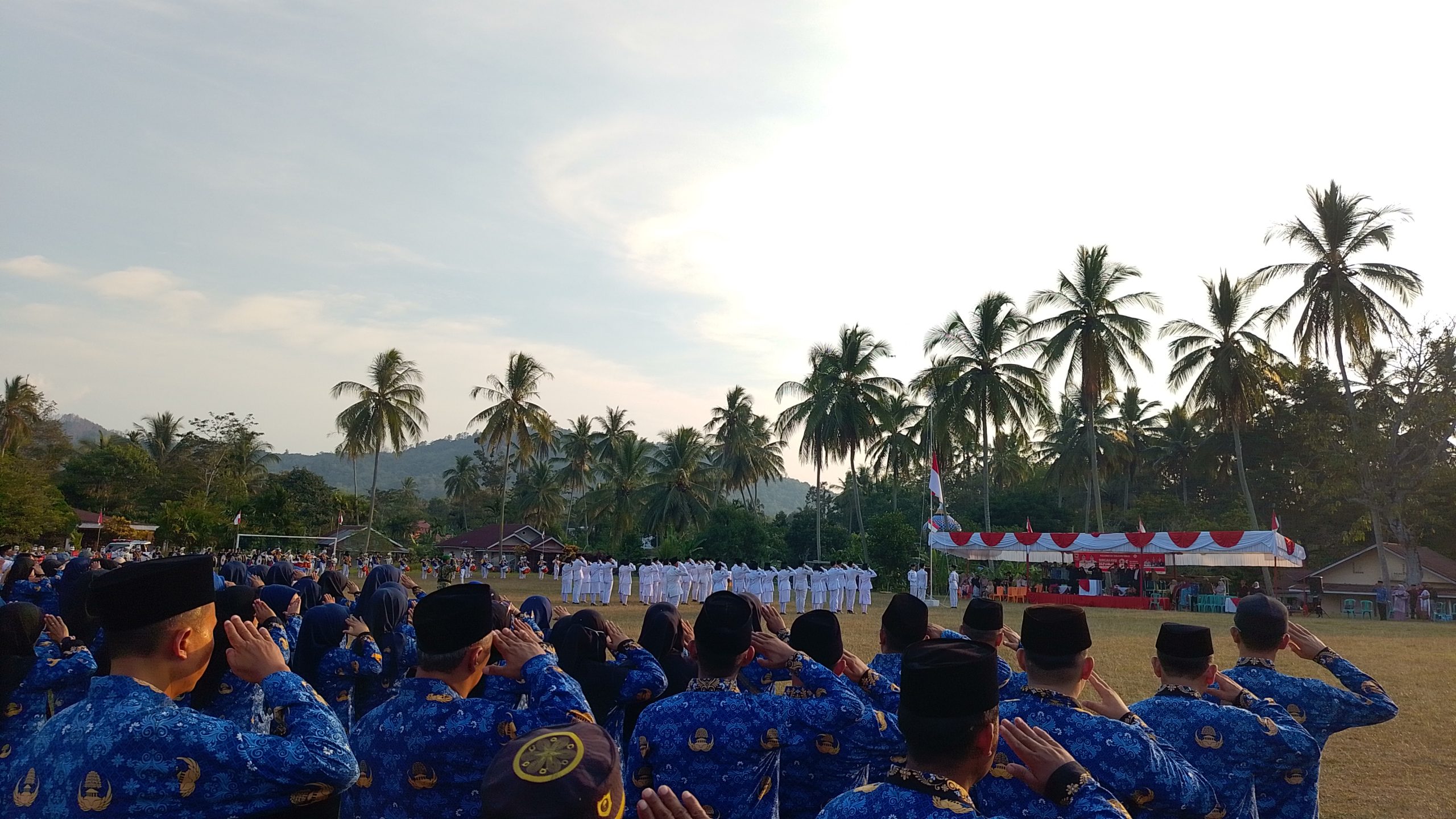 Khidmat dan Penuh Semangat, MTsN 15 Tanah Datar Ikuti Upacara Penurunan Bendera HUT RI ke-81 Kecamatan Tanjung Emas