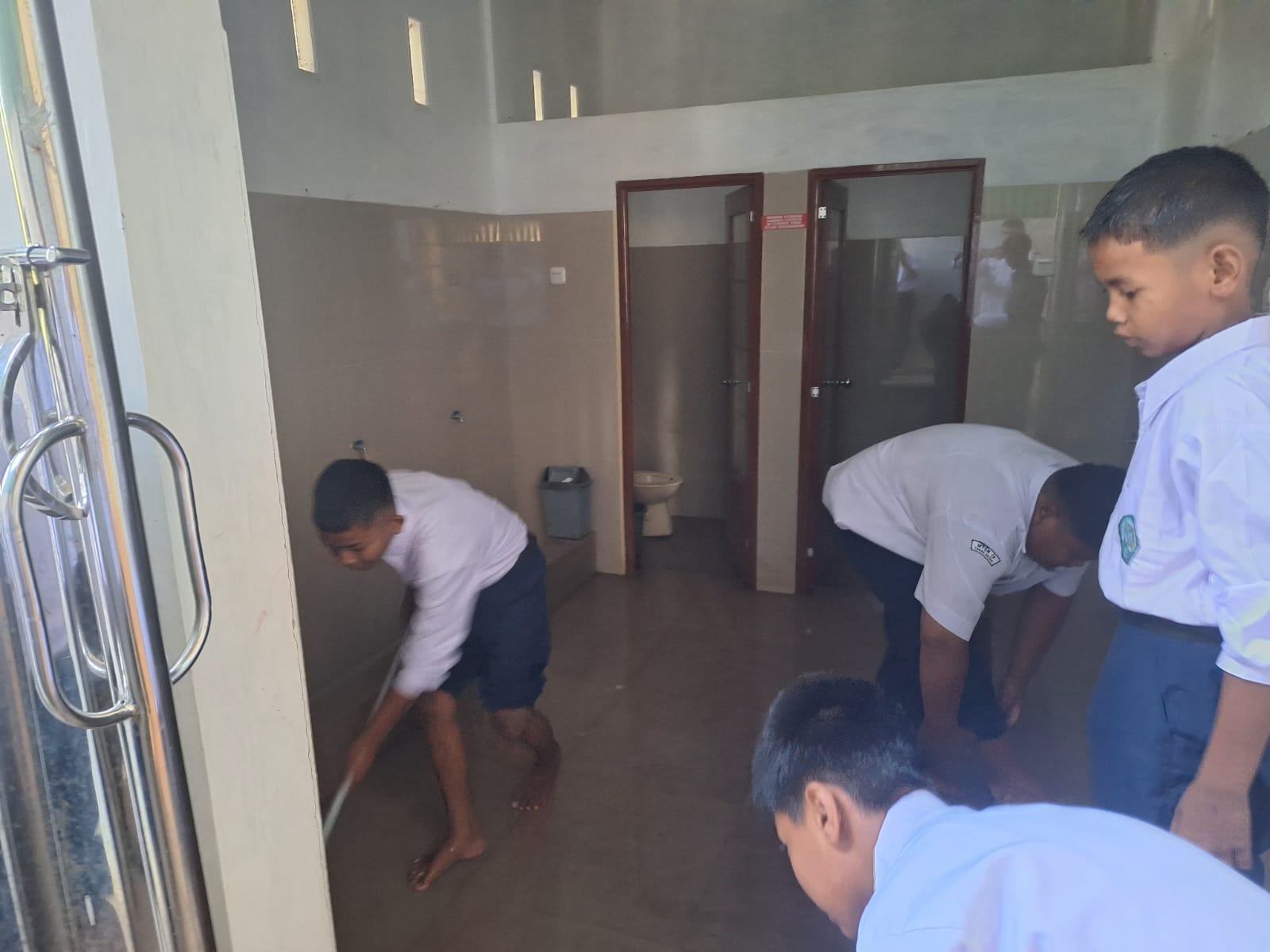 MTsN 15 Tanah Datar Ikut Serta Mensukseskan Program Kementerian Agama “GEBER MAS” Gerakan Aksi Bersih-Bersih Masjid.