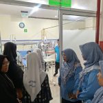 Keluarga Besar MTsN 15 Tanah Datar Besuk Indah, Siswi yang Sedang Dirawat di RSUD Hanafiah Batusangkar
