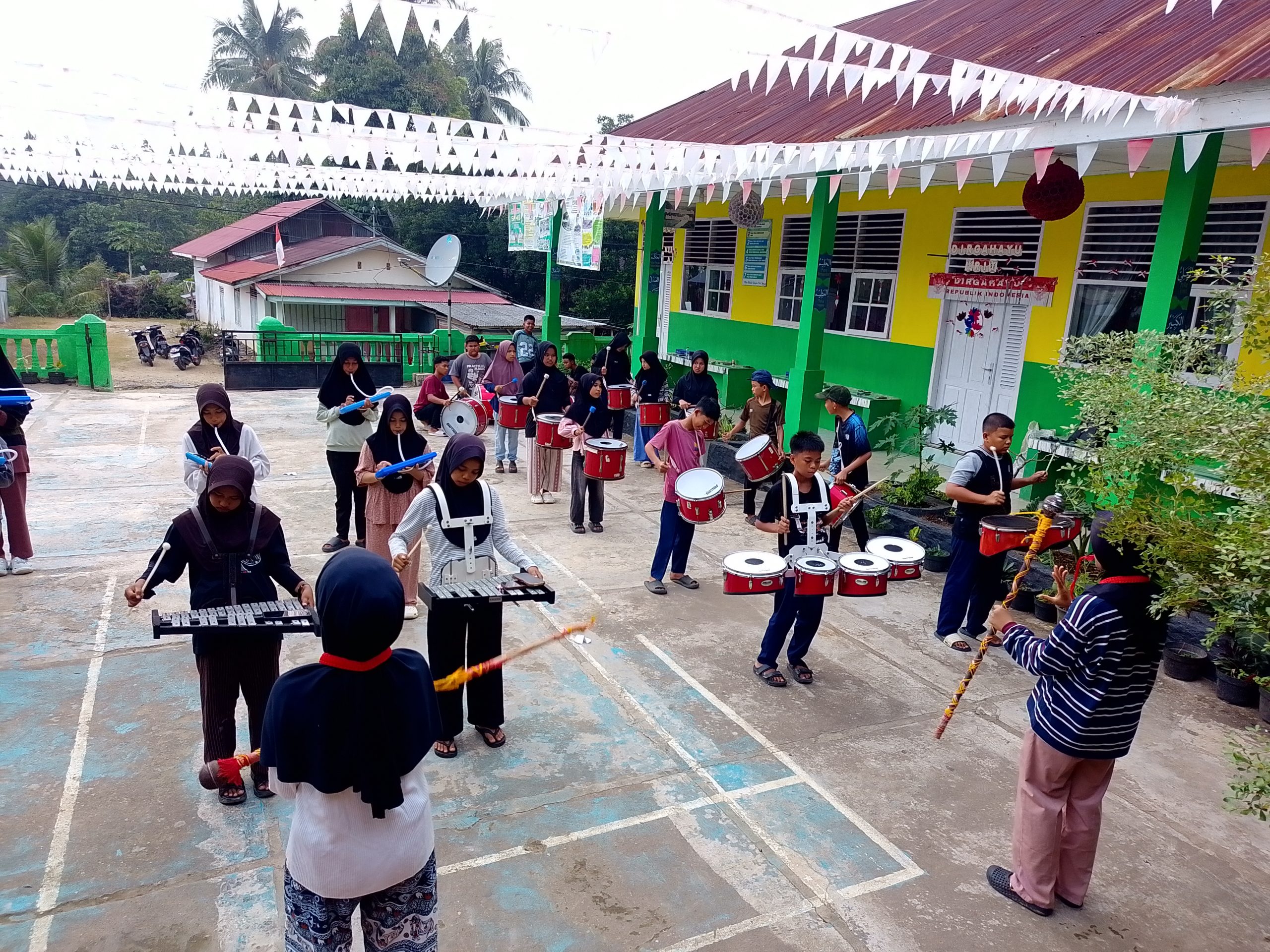 Latihan Rutin Kegiatan Ekstrakurikuler Drumband MTsN 15 Tanah Datar