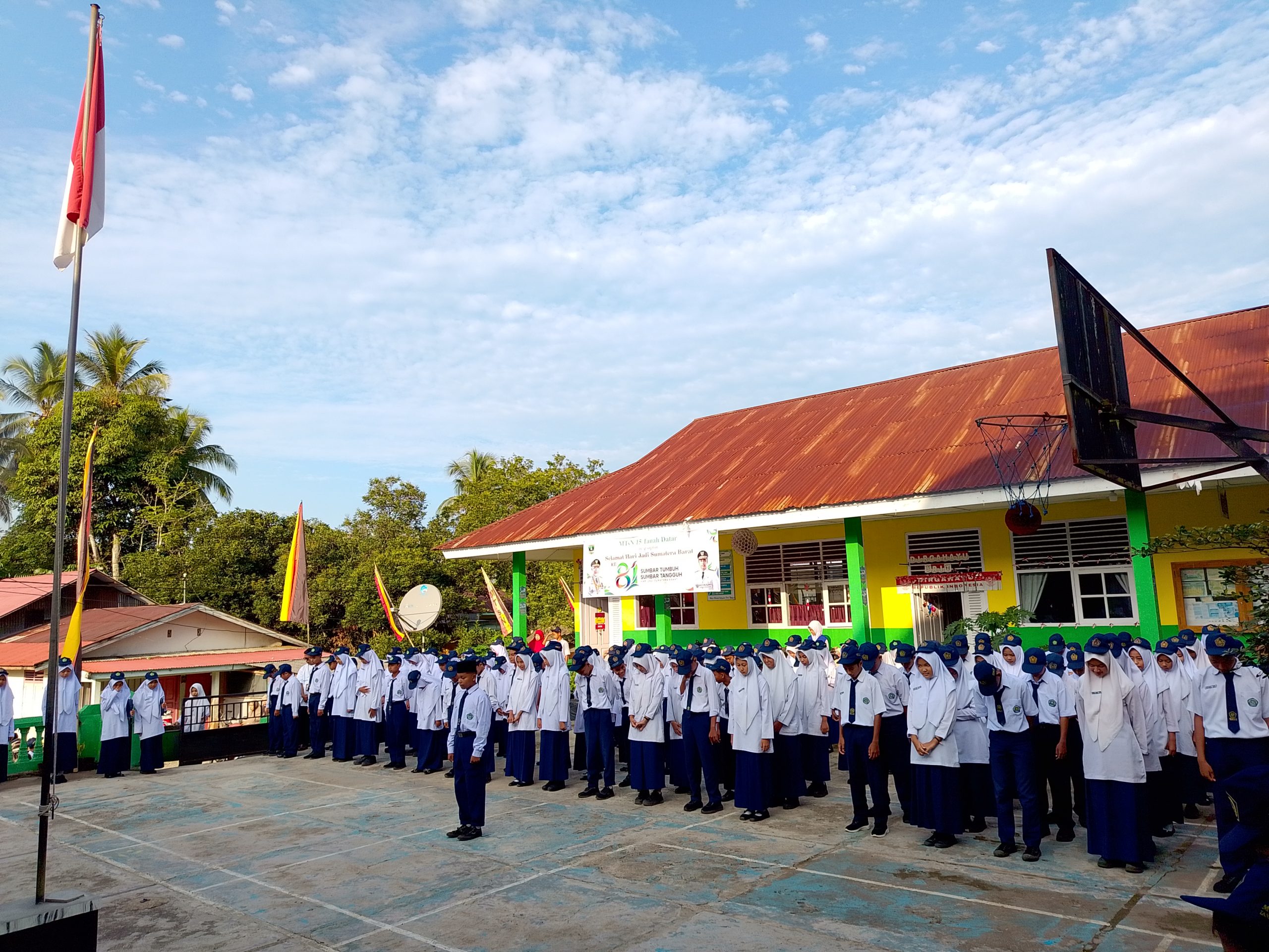 Semarak Upacara Bendera di MTsN 15 Tanah Datar: Pembina Upacara Ucapkan Selamat Hari Jadi ke-81 Provinsi Sumatera Barat
