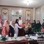 Pererat Silaturahmi, Keluarga Besar MTsN 15 Tanah Datar Salurkan Bantuan Korban Bencana Galodo Arosuka ke Posko PGRI Kabupaten Solok