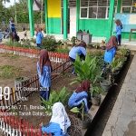 MTsN 15 Tanah Datar Gelar Gotong Royong Bersama: Wujudkan Lingkungan Madrasah yang Bersih dan Asri