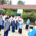 Cegah Penyakit Saluran Pernapasan Karena Wabah Kabut Asap, Kepala MTsN 15 Tanah Datar Bagikan Masker Gratis kepada Siswa